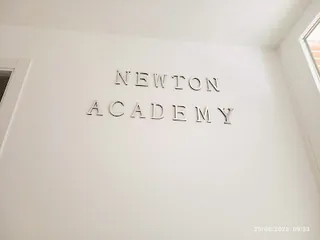 Ficha de NEWTON ACADEMY