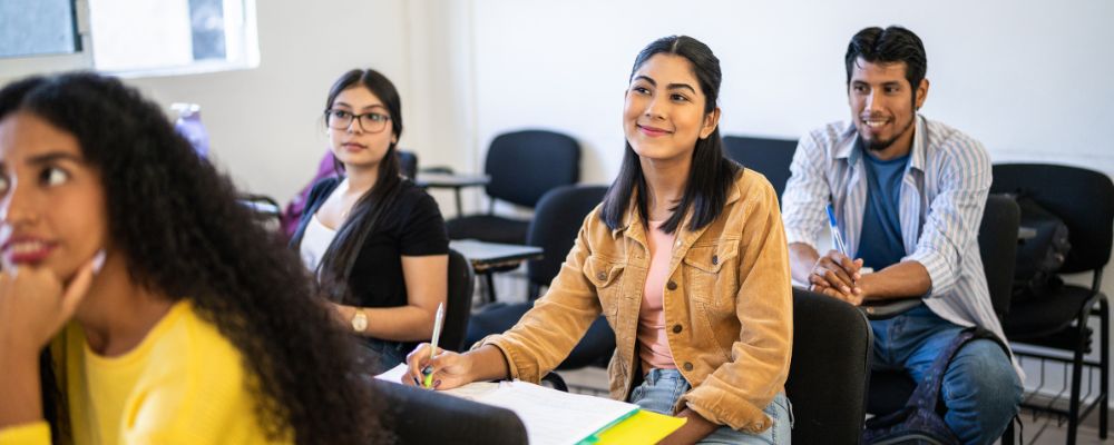 Alumnos atienden durante una sesión de preparación