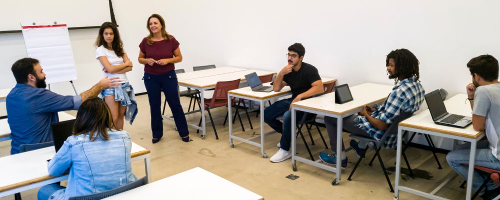 Aspirantes conversan en un aula de formación